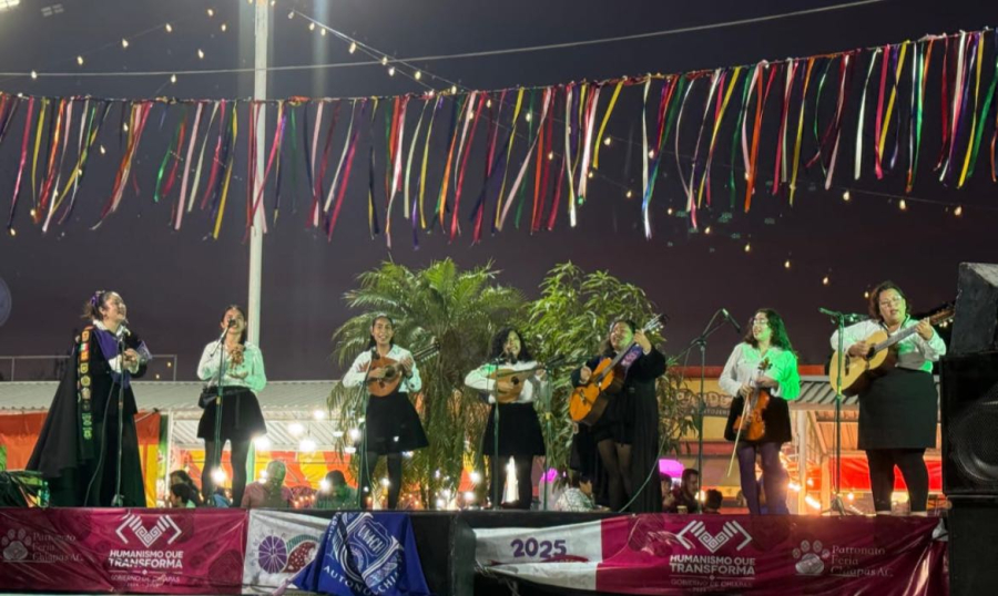 La Tuna Femenil de la Benemérita UNACH ilumina el escenario cultural de la Feria Chiapas 2025
