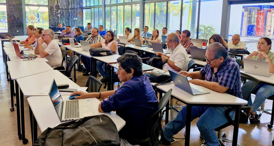 Docentes de la Facultad de Negocios de la Unach en Tapachula fortalecen sus competencias digitales