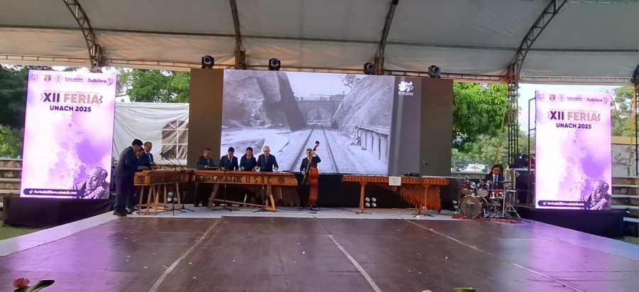 Presenta delegación de la USAC espectaculo “Guatemala de antaño” en la FIL UNACH 2025