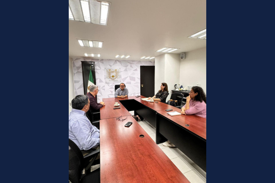 Fortalecen innovación educativa mediante diálogo con especialista internacional