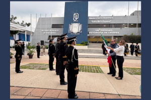 Realiza UNACH renovación de la Bandera de México