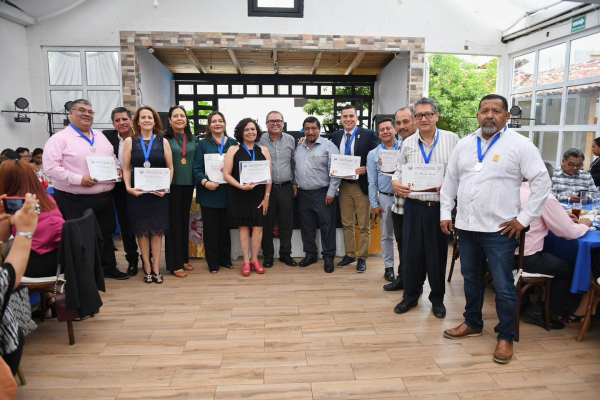 UNACH reconoce la vocación y entrega  de su comunidad docente en el Día del Maestro