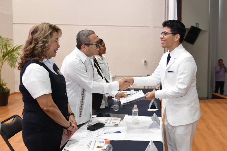 Entregan documentos de grado a 140 nuevos médicos de la Generación XCVI