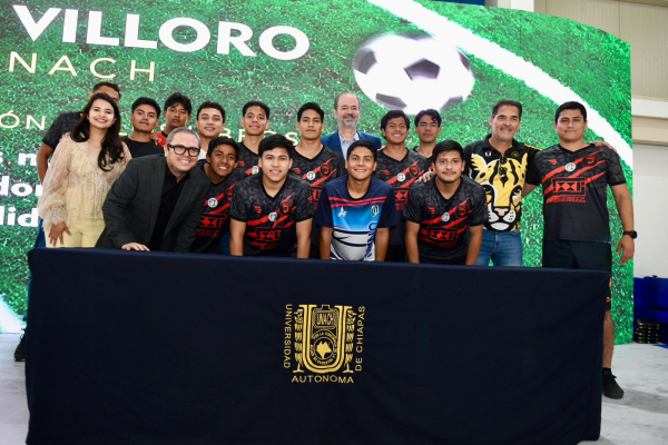 Concluye visita de Juan Villoro a la UNACH con presentación de libros sobre futbol y sociedades