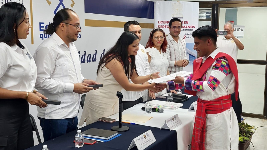 Entrega documentación a egresados de la 22ª Generación de la Licenciatura en Derechos Humanos del CECOCISE