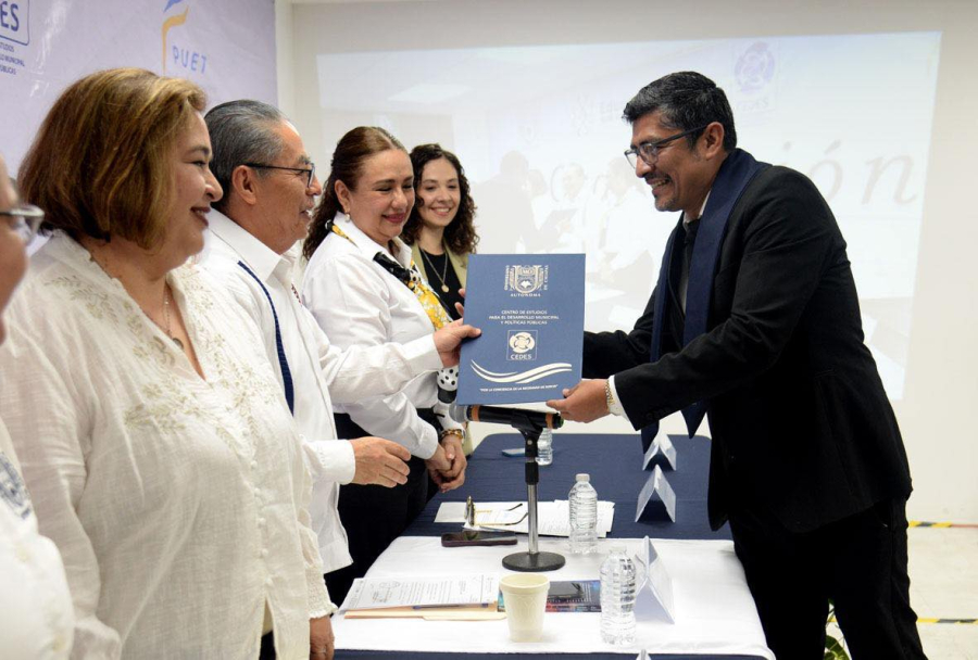 Egresan  20 estudiantes de programas en línea del CEDES en la UNACH