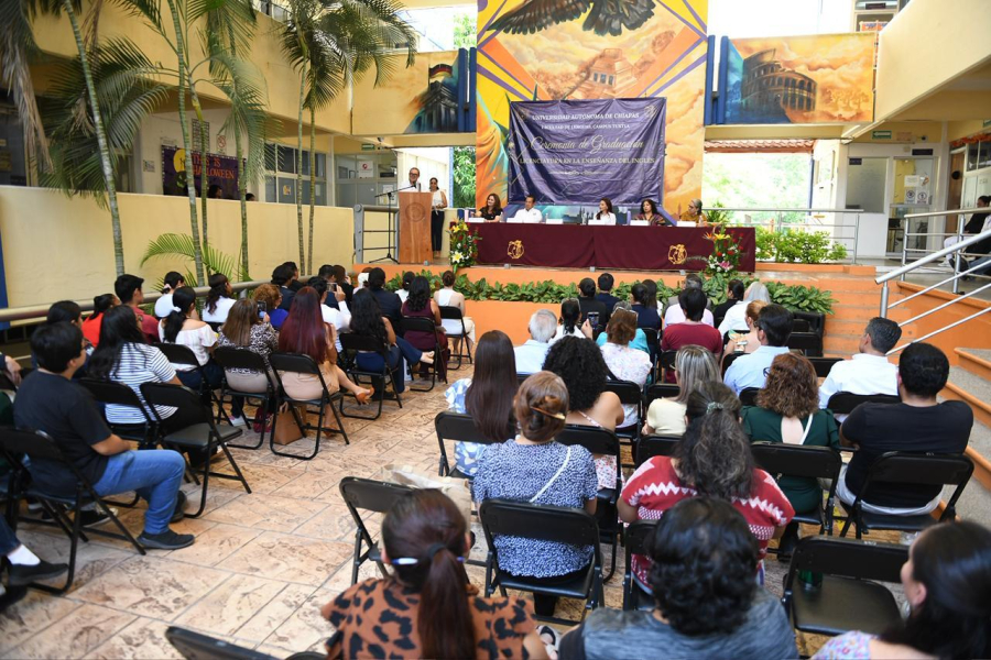 Reconocen excelencia académica en ceremonia de titulación en Facultad de Lenguas