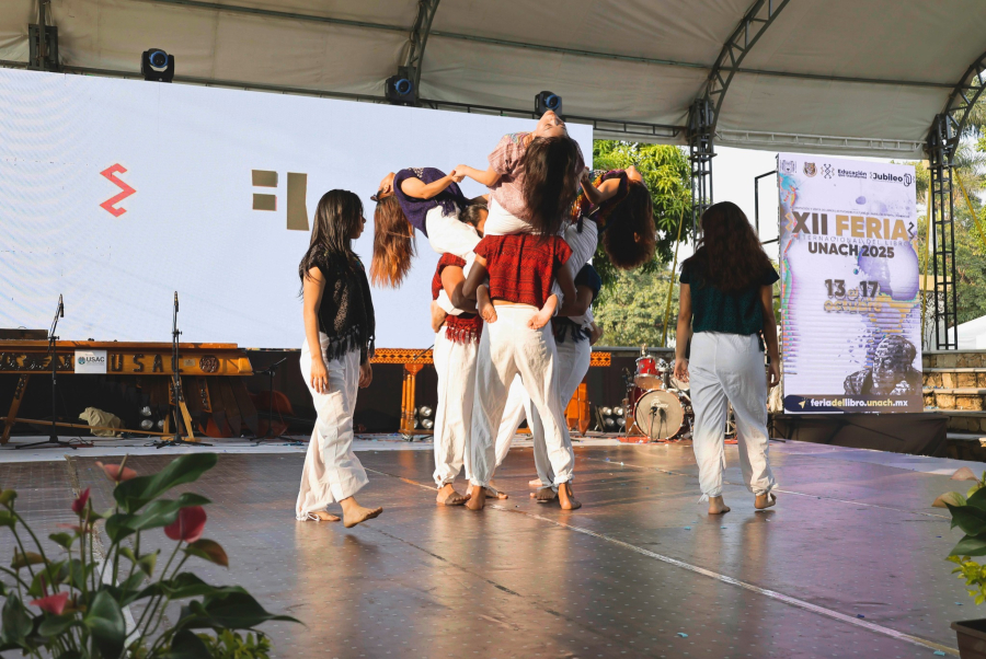 Estudiantes presentan coreografías en la FILUNACH 2025 fusionando danza y literatura