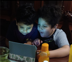 El reto del acceso a la tecnología en la niñez y adolescencia: Entre el aprendizaje y el riesgo