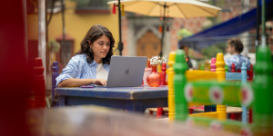 Michelle Ayala, la estudiante de Ingeniería de Software que está revolucionando el desarrollo de apps con creatividad y empatía