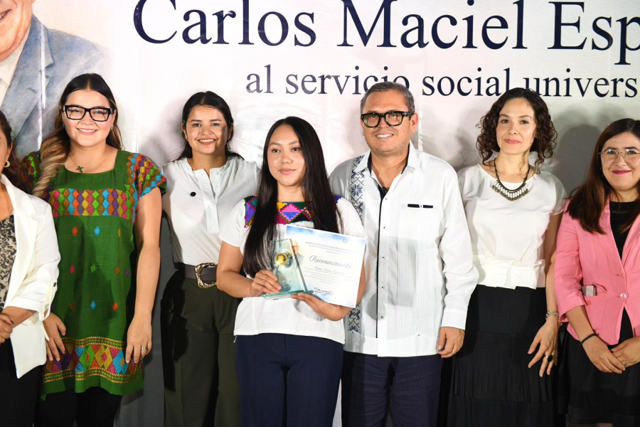 Otorga UNACH primer lugar en Premio Carlos Maciel Espinosa a estudiante de Pedagogía por rescate de bordado Ch'ol