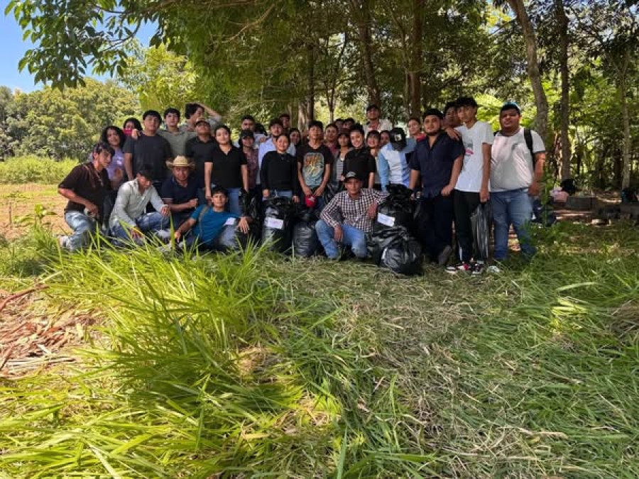 Realizan estudiantes de Medicina Veterinaria de la UNACH práctica de ensilado de pasto Cuba 22