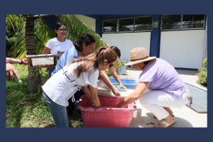 Fomentan conciencia ambiental con taller de papel artesanal en la UNACH