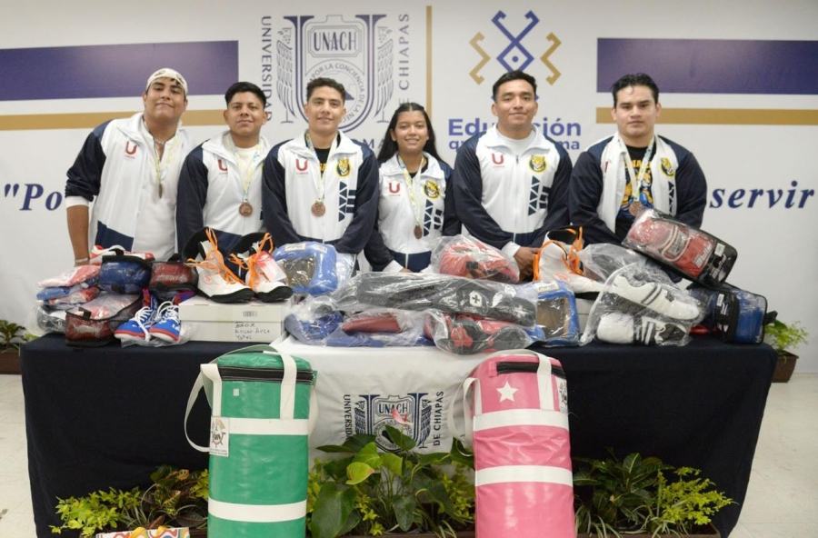 Reconoce en UNACH a atletas medallistas con entrega de equipamiento deportivo