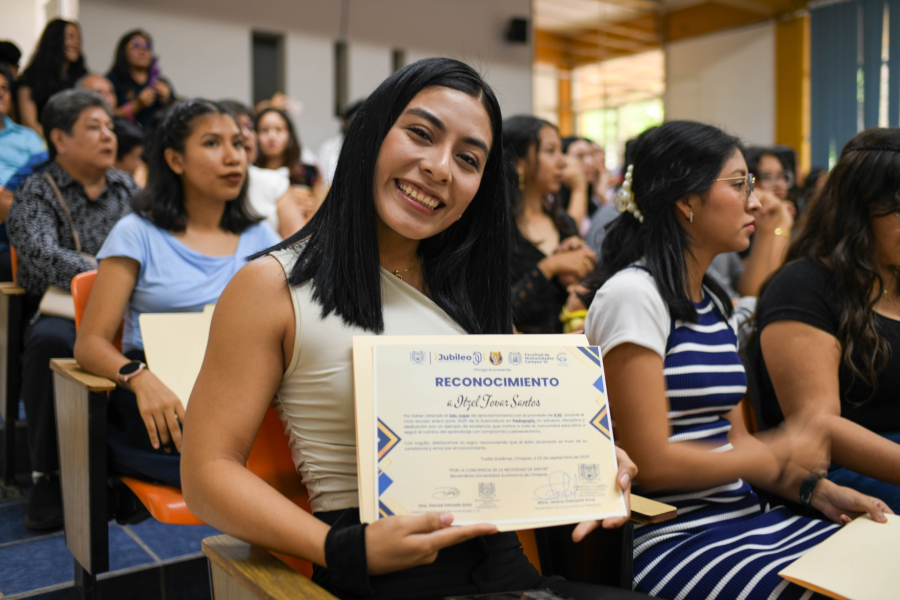 Reconoce Facultad de Humanidades Campus VI excelencia académica de estudiantes de Comunicación y Pedagogía