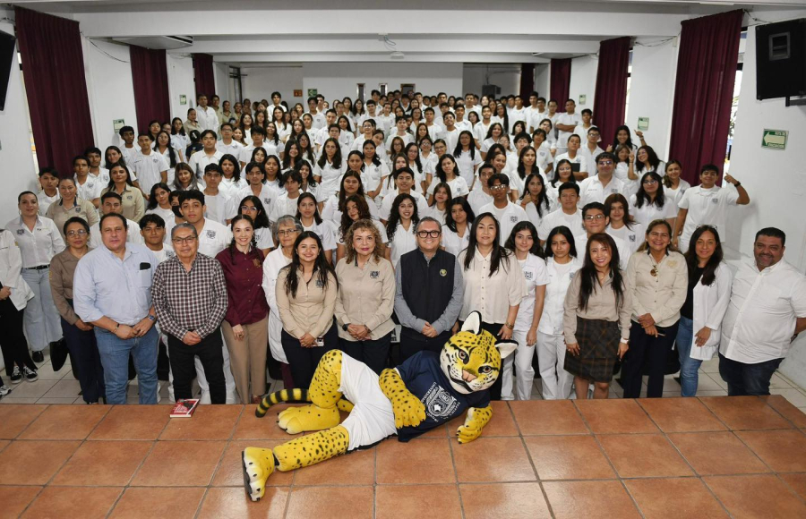 Rector de la UNACH conversa con nuevos Estudiantes de Medicina en Curso de Inducción