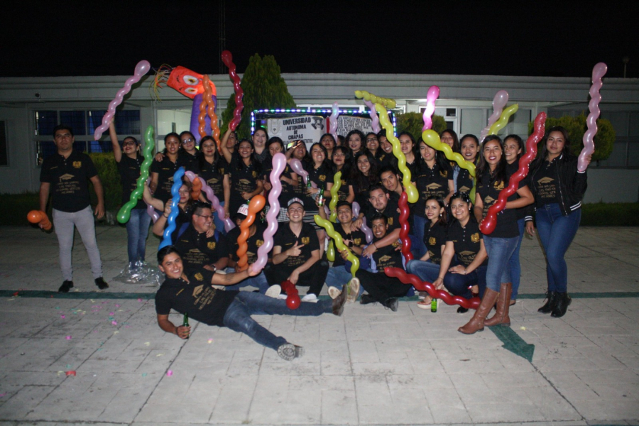 Inician quemas simbólicas de libros estudiantiles como muestra de jubileo y respeto al cierre de ciclo