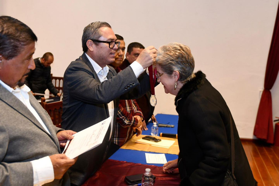 Reconoce UNACH trayectoria de 29 docentes jubilados con Medalla al Mérito Universitario